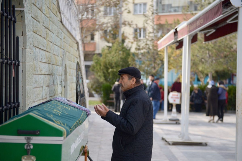 Boşandığı eşi satırla öldürdü! Cenazesinde annenin feryadı kahretti - Resim: 1