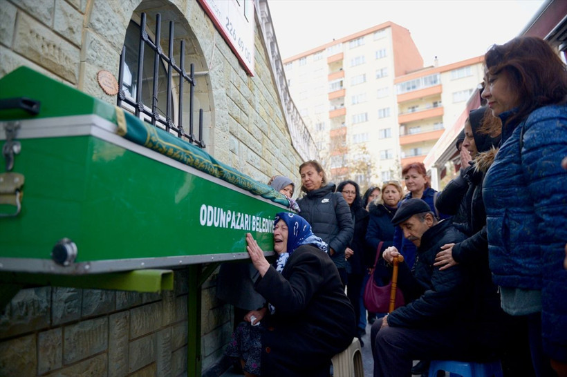 Boşandığı eşi satırla öldürdü! Cenazesinde annenin feryadı kahretti - Resim: 3