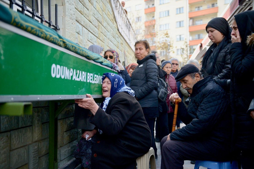 Boşandığı eşi satırla öldürdü! Cenazesinde annenin feryadı kahretti - Resim: 4