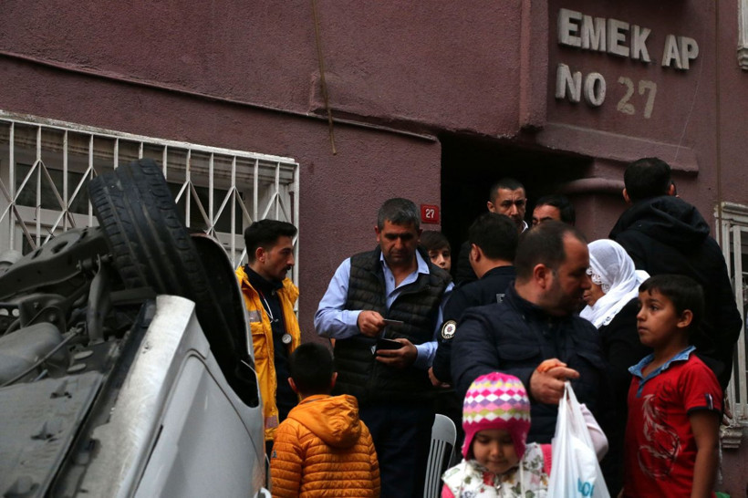 İstanbul Beyoğlu'nda otomobil yokuş aşağı giderken takla attı - Resim: 1