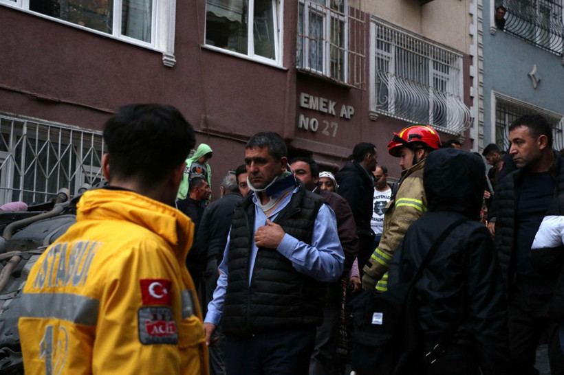 İstanbul Beyoğlu'nda otomobil yokuş aşağı giderken takla attı - Resim: 2