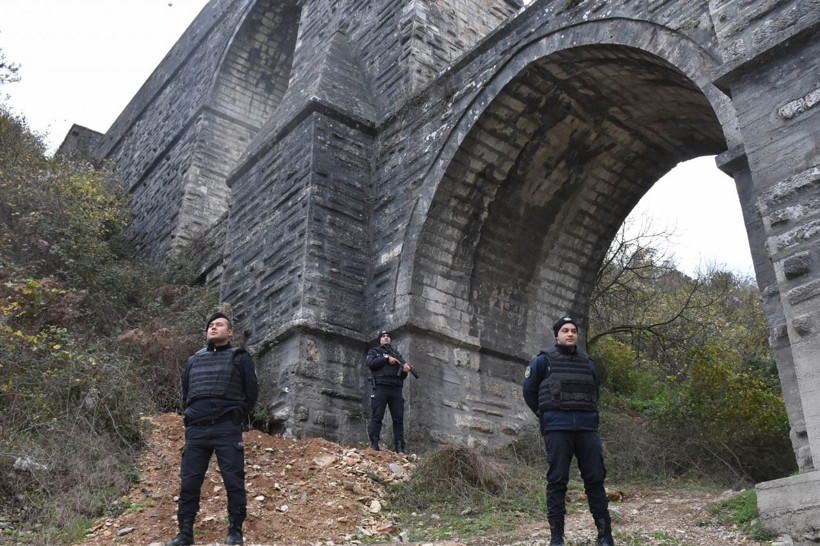İstanbul'da define avcılarının hedefi olan tarihi Güzelce Kemeri'ne polis önlemi - Resim: 3