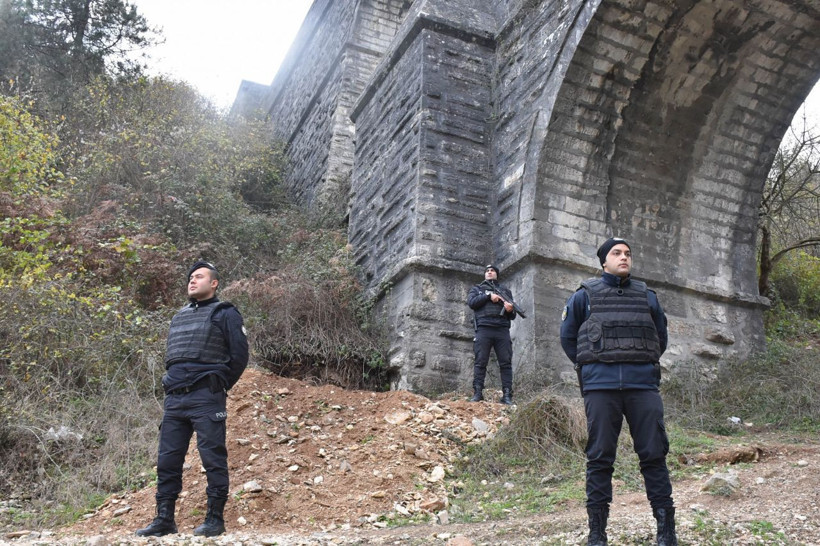 İstanbul'da define avcılarının hedefi olan tarihi Güzelce Kemeri'ne polis önlemi - Resim: 4