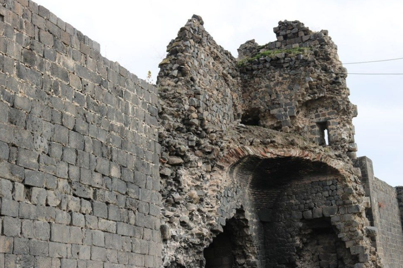 5 bin yıllık tarihi Diyarbakır surları hırsızların hedefi oldu! Çalıp satıyorlar - Resim: 1