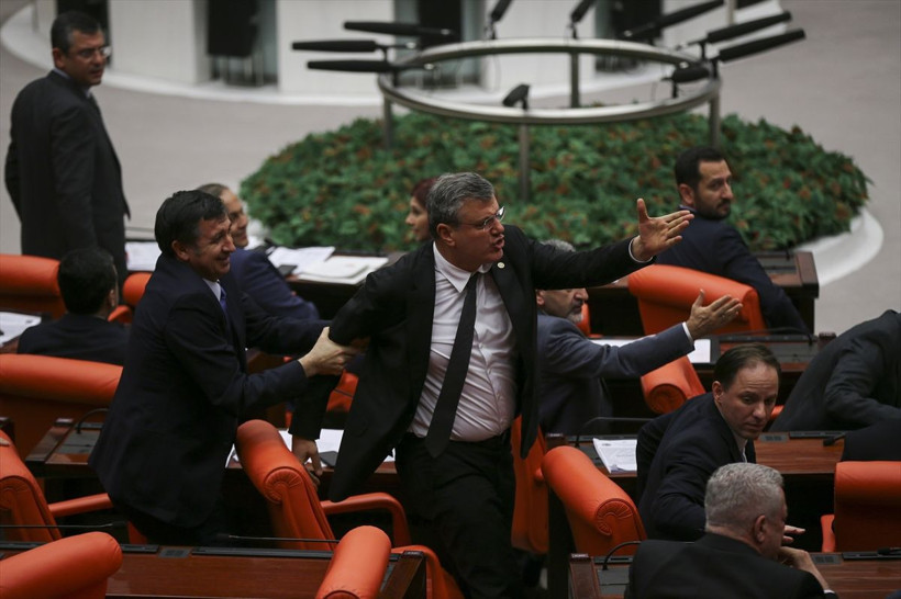 "Gökçek kendini mıncıklatıyor" deyince Meclis karıştı! 2020 bütçe görüşmeleri - Resim: 2