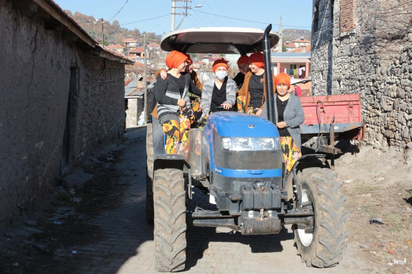 Balıkesir'de köylü kadınlar kanser olan arkadaşlarına destek için saçlarını kazıttı - Resim: 2