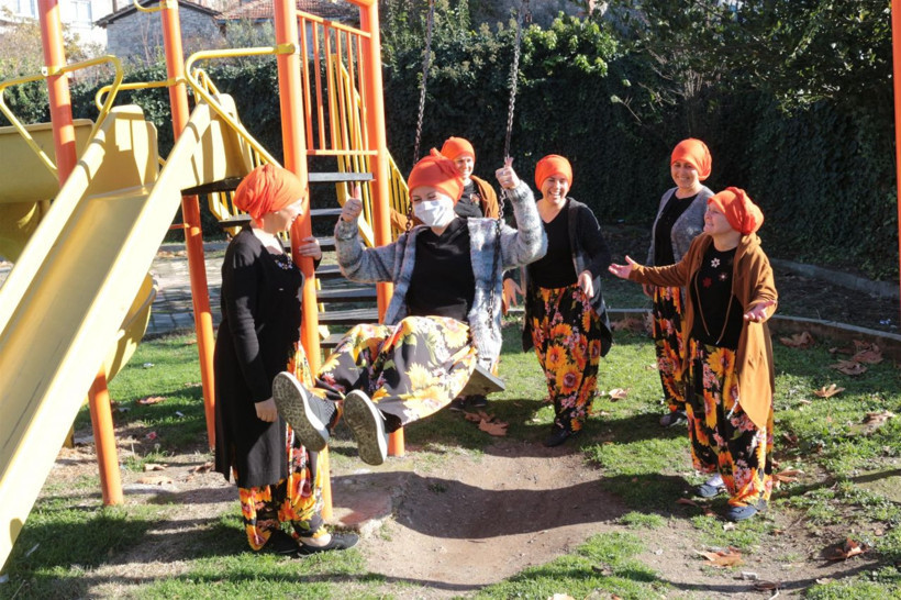 Balıkesir'de köylü kadınlar kanser olan arkadaşlarına destek için saçlarını kazıttı - Resim: 4