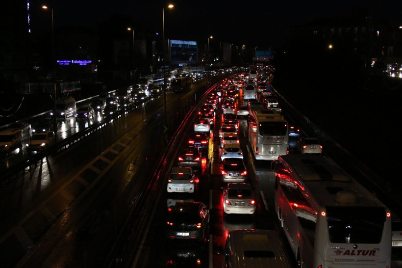 İstanbul'da trafik yoğunluğu yüzde 80'e ulaştı - Resim: 3