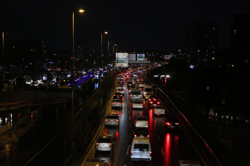 İstanbul'da trafik yoğunluğu yüzde 80'e ulaştı - Resim: 2