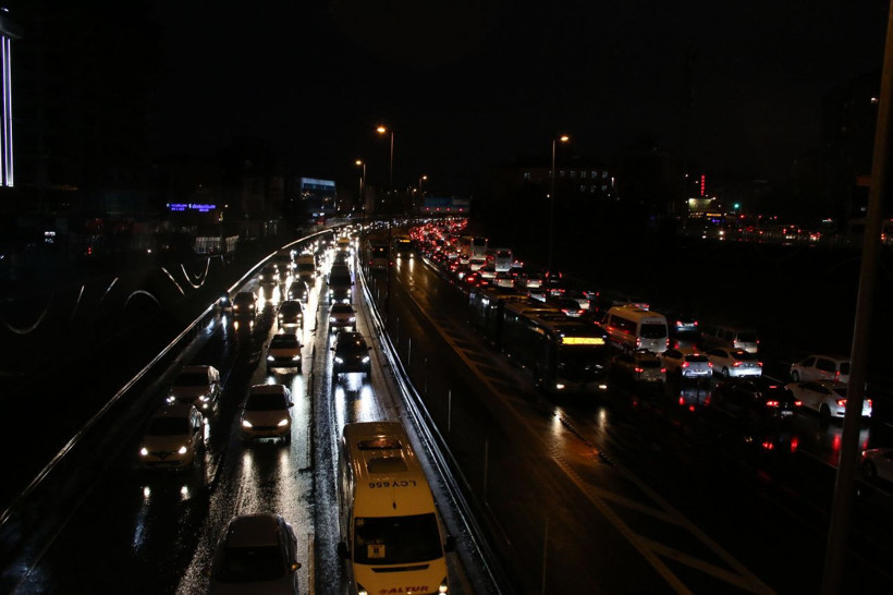 İstanbul'da trafik yoğunluğu yüzde 80'e ulaştı - Resim: 4