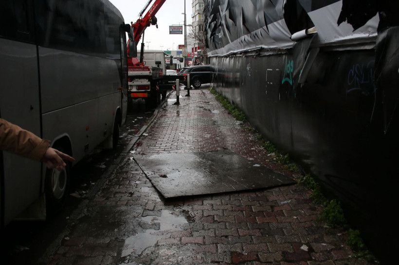 İstanbul Şişli'de reklam panosundan kopan parça kafasına düşen kişi öldü - Resim: 1