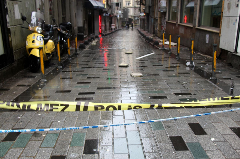 İstiklal Caddesi'nde aşırı rüzgar nedeniyle binadan kopan beton taksiye ok gibi saplandı - Resim: 4