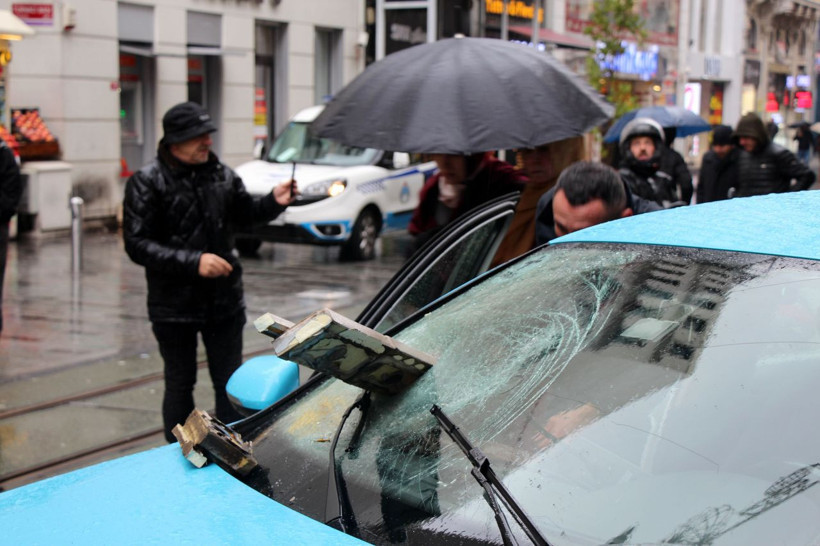 İstiklal Caddesi'nde aşırı rüzgar nedeniyle binadan kopan beton taksiye ok gibi saplandı - Resim: 3