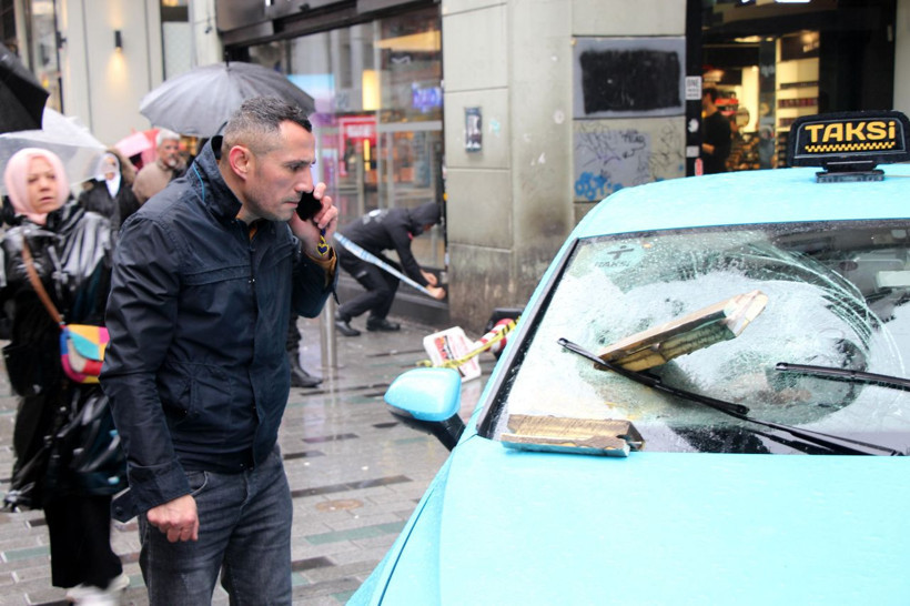 İstiklal Caddesi'nde aşırı rüzgar nedeniyle binadan kopan beton taksiye ok gibi saplandı - Resim: 1