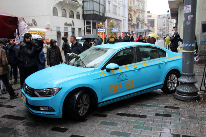 İstiklal Caddesi'nde aşırı rüzgar nedeniyle binadan kopan beton taksiye ok gibi saplandı - Resim: 2