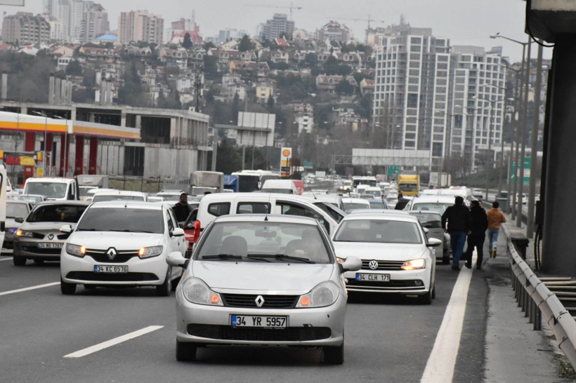 İstanbul TEM otoyolunda 100 kişilik grup trafiği kapatarak eylem yaptı - Resim: 4