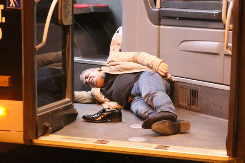 İstanbul Mecidiyeköy'de motosiklet metrobüsle çarpıştı 3 yaralı - Resim: 2