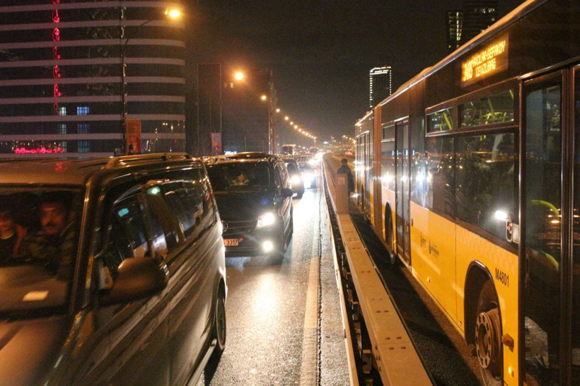 İstanbul Mecidiyeköy'de motosiklet metrobüsle çarpıştı 3 yaralı - Resim: 4