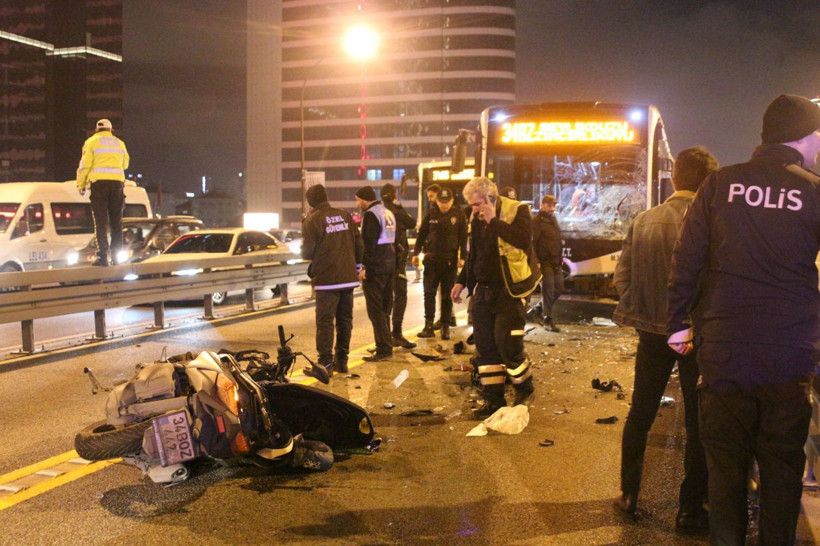 İstanbul Mecidiyeköy'de motosiklet metrobüsle çarpıştı 3 yaralı - Resim: 3