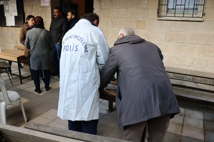 İstanbul Sultanbeyli'de cemevinin camları kırılıp bağış kutusundan para çalındı - Resim: 3