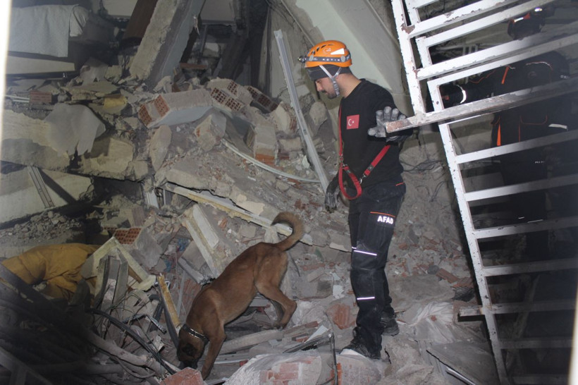 Enkazdan saatler sonra 12 yaşındaki çocuk ile 2 kadın sağ çıkarıldı - Resim: 1