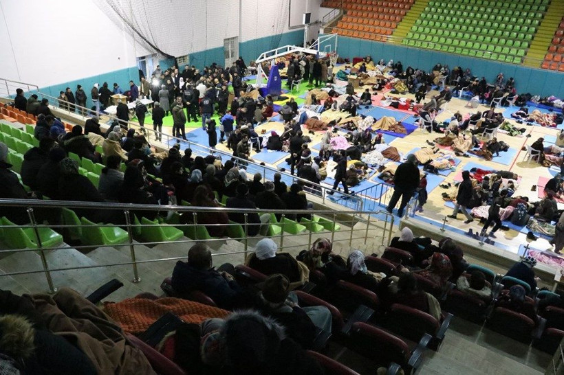 Elazığ'da vatandaşlar geceyi spor salonunda geçirdi - Resim: 2