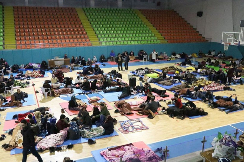 Elazığ'da vatandaşlar geceyi spor salonunda geçirdi - Resim: 4