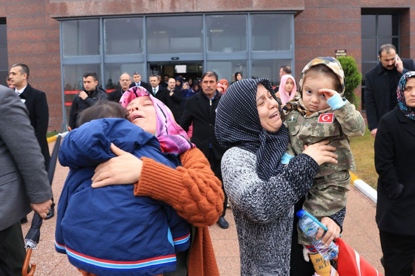 İdlib şehidi Uğur Kurt ve Serkan Deprem'in cenazeleri son yolculuğuna uğurlandı - Resim: 2