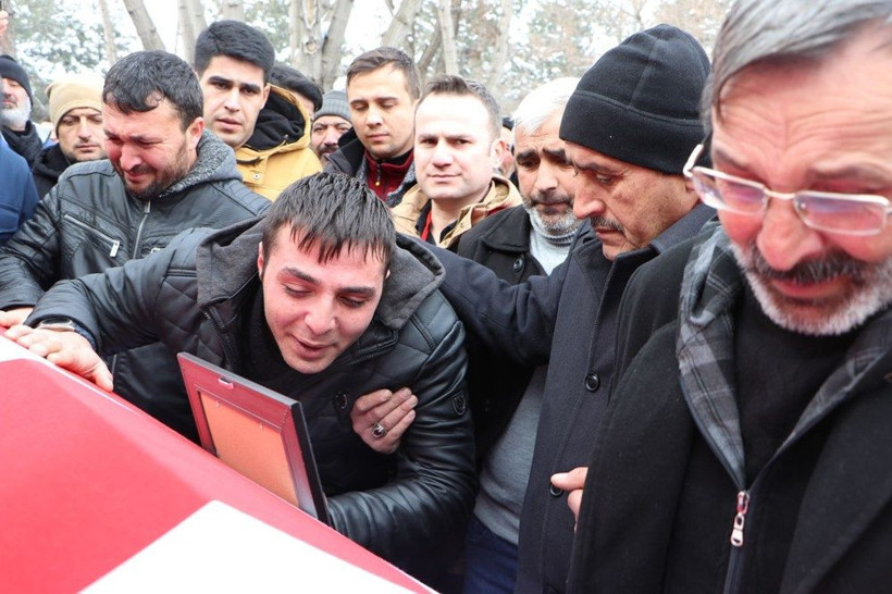 Türkiye İdlib şehitlerini uğurladı! Kahraman 5 askerimize memleketlerinde gözü yaşlı veda - Resim: 3