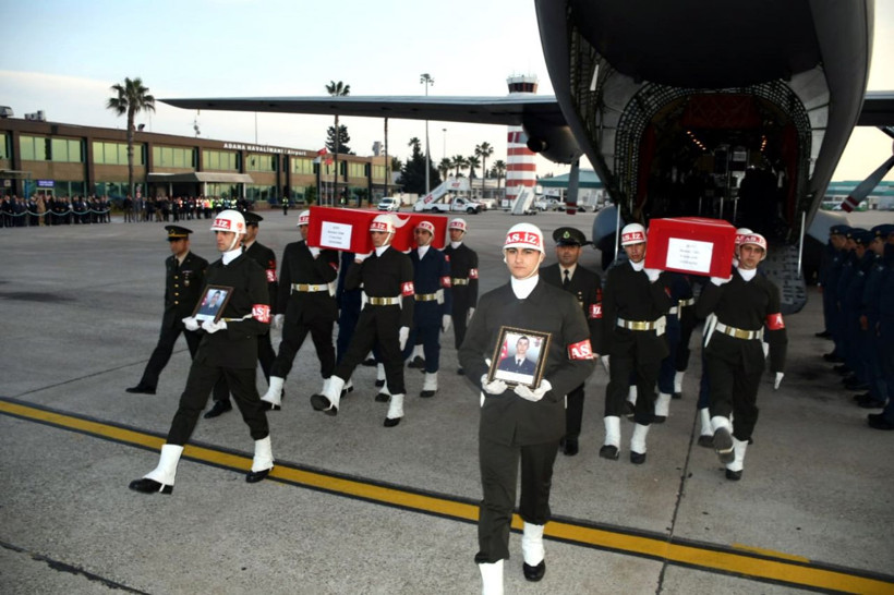 İdlib şehitleri memleketlerine uğurlanıyor - Resim: 4