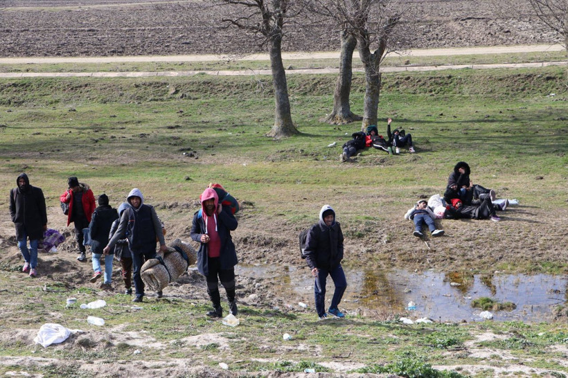 Silahlı Yunan askerlerinin karşında botla bekliyorlar - Resim: 1