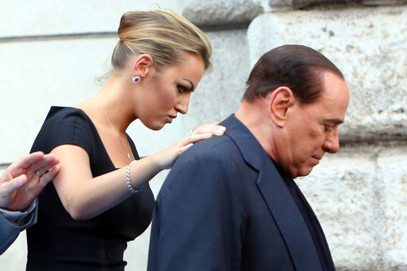 Berlusconi 54 yaş küçük sevgilisi için nişanlısını terk etti - Resim: 3