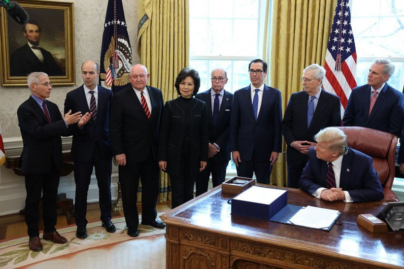 Trump'dan koronavirüs ile mücadelede 100 günde 100 bin solunum cihazı üretme emri - Resim: 4