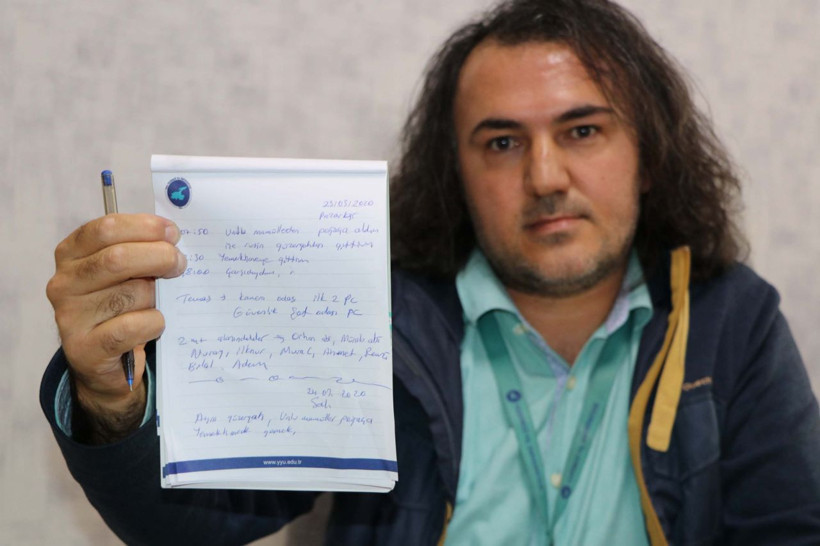 Van'da koronavirüs önlemi görüştüğü kişileri not alıyor - Resim: 3