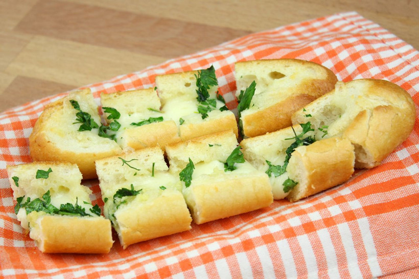 Kahvaltı için enfes lezzet sarımsaklı ekmek! - Resim: 3