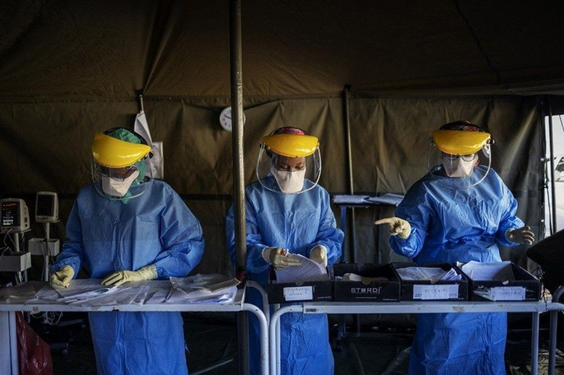 Koronavirüste son durum! İngiltere'de can kaybı 15 bine yaklaştı - Resim: 1