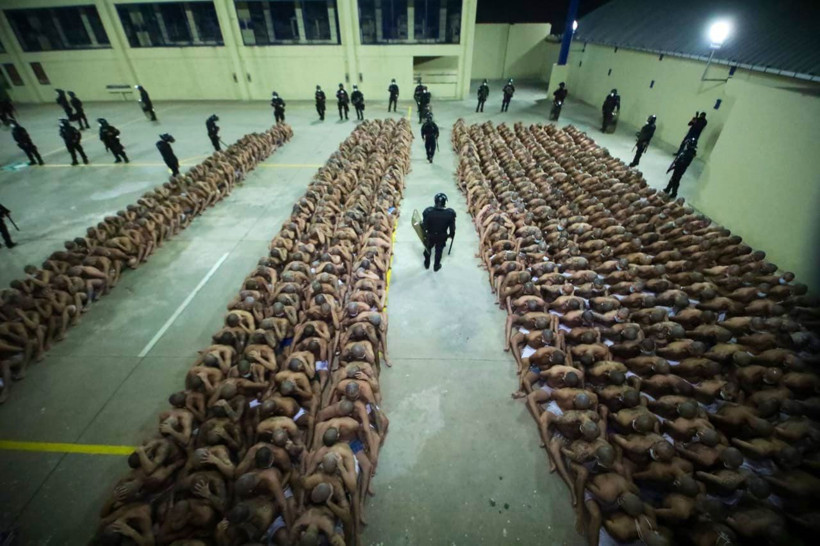 Dünyayı sarsan görüntüler! Bir külotla bırakıp kucak kucağa oturttular - Resim: 3