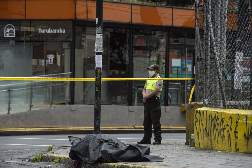 Koronavirüs şüphelisi bir kadın yol ortasında öldü - Resim: 1