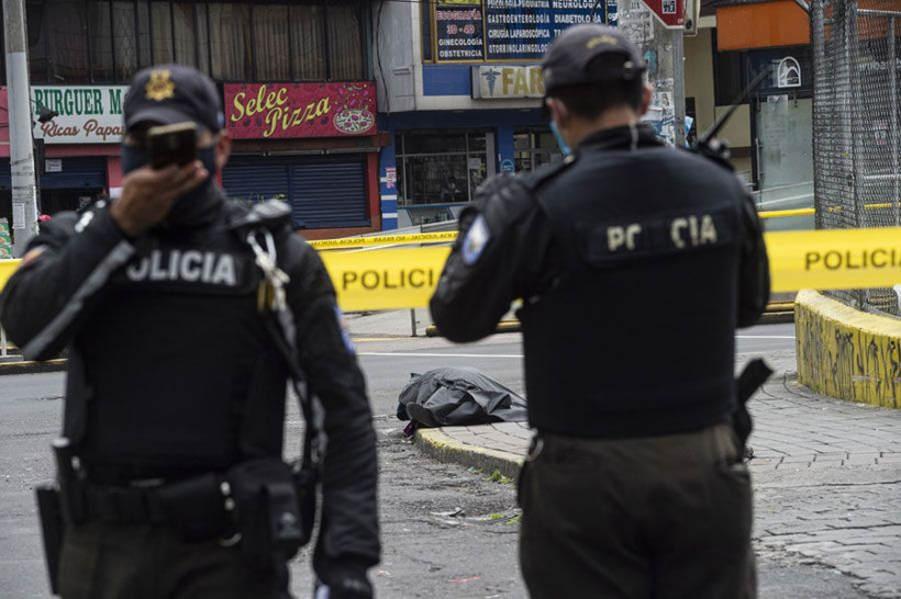 Koronavirüs şüphelisi bir kadın yol ortasında öldü - Resim: 2