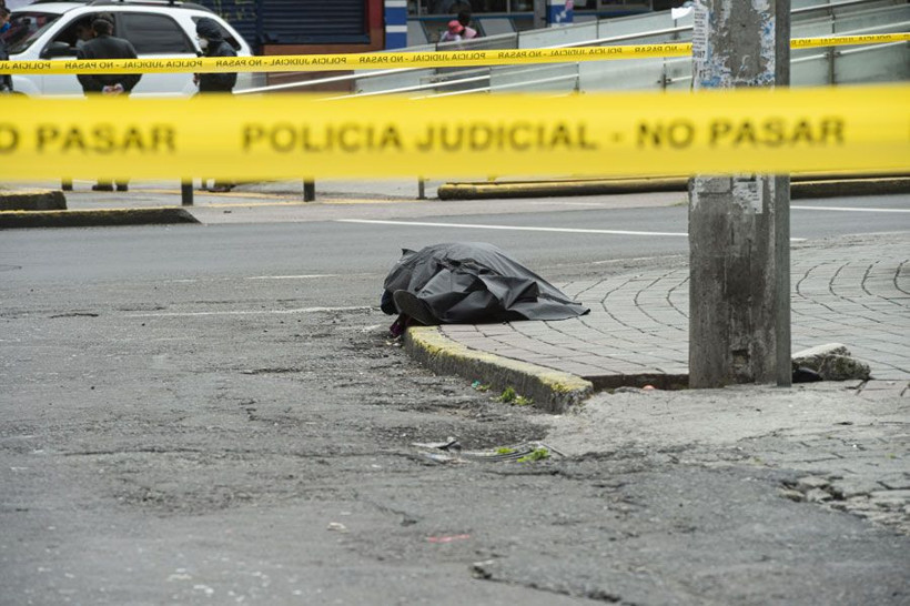 Koronavirüs şüphelisi bir kadın yol ortasında öldü - Resim: 3