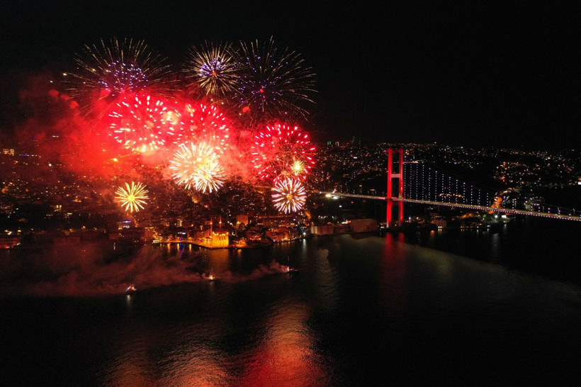 İstanbul Boğazı'ndaki 19 Mayıs kutlamaları göz kamaştırdı - Resim: 1