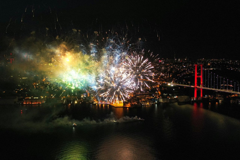 İstanbul Boğazı'ndaki 19 Mayıs kutlamaları göz kamaştırdı - Resim: 3