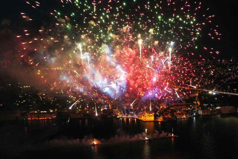 İstanbul Boğazı'ndaki 19 Mayıs kutlamaları göz kamaştırdı - Resim: 4