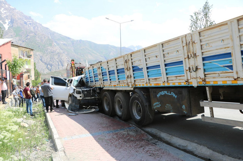 Hakkari'de kaza yerinde sosyal mesafe uyarısında bulunan polis ekiplerine saldırı - Resim: 1