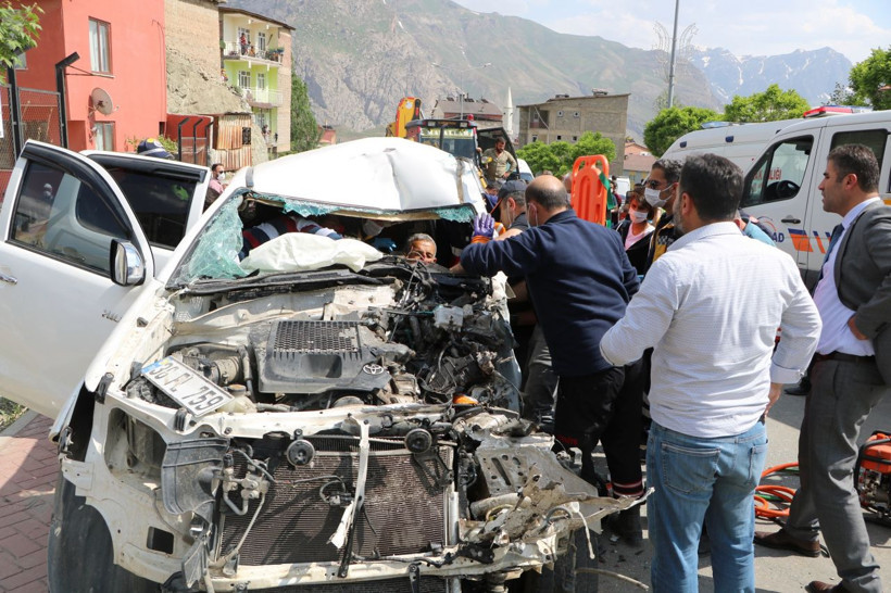 Hakkari'de kaza yerinde sosyal mesafe uyarısında bulunan polis ekiplerine saldırı - Resim: 3