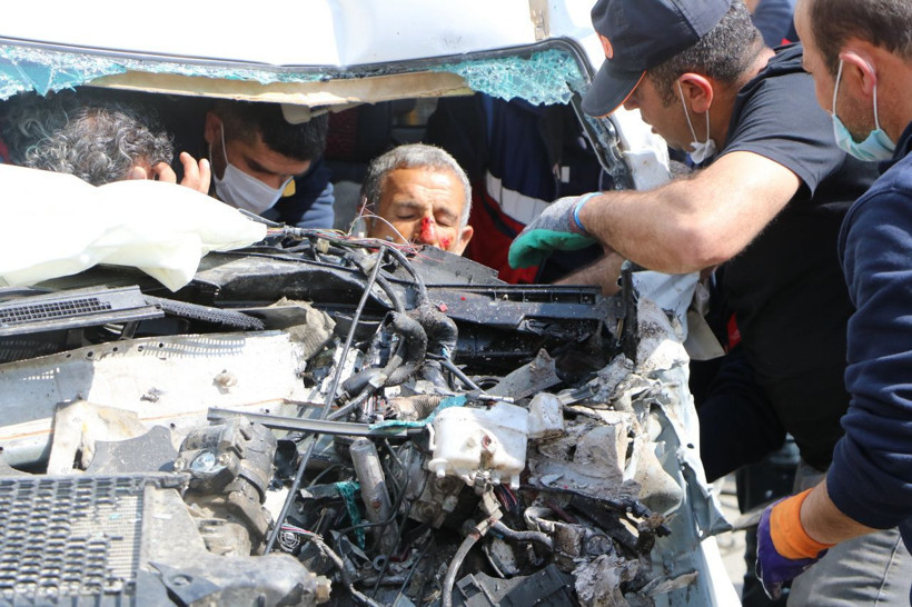 Hakkari'de kaza yerinde sosyal mesafe uyarısında bulunan polis ekiplerine saldırı - Resim: 4
