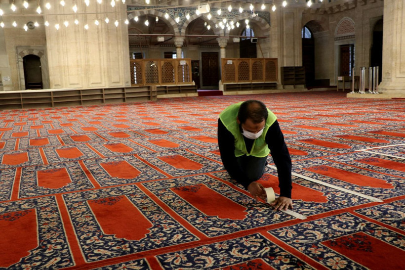 Edirne Selimiye Camisi'nde cemaatin namaz kılabileceği alan bantlarla ayrıldı - Resim: 2