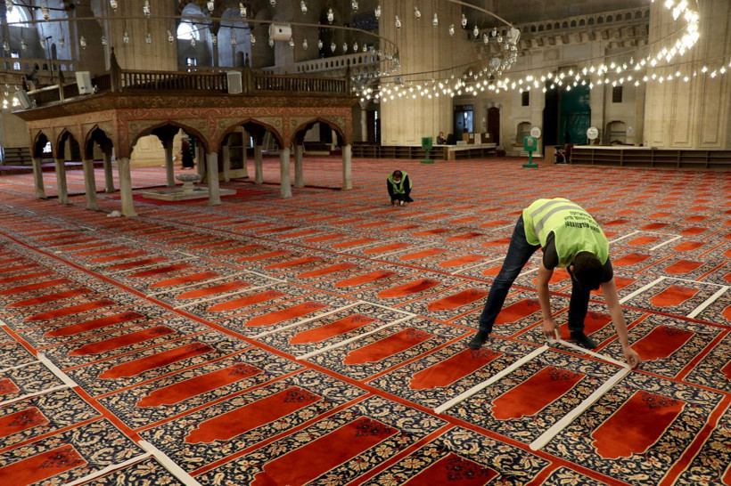 Edirne Selimiye Camisi'nde cemaatin namaz kılabileceği alan bantlarla ayrıldı - Resim: 3