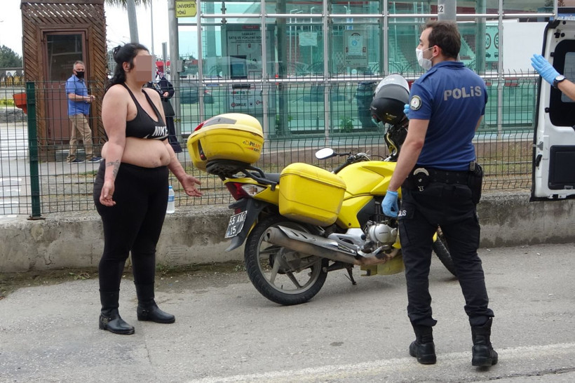 Olayın adresi Samsun! Yarı çıplak yola atlayan kadın trafiği alt üst etti - Resim: 2