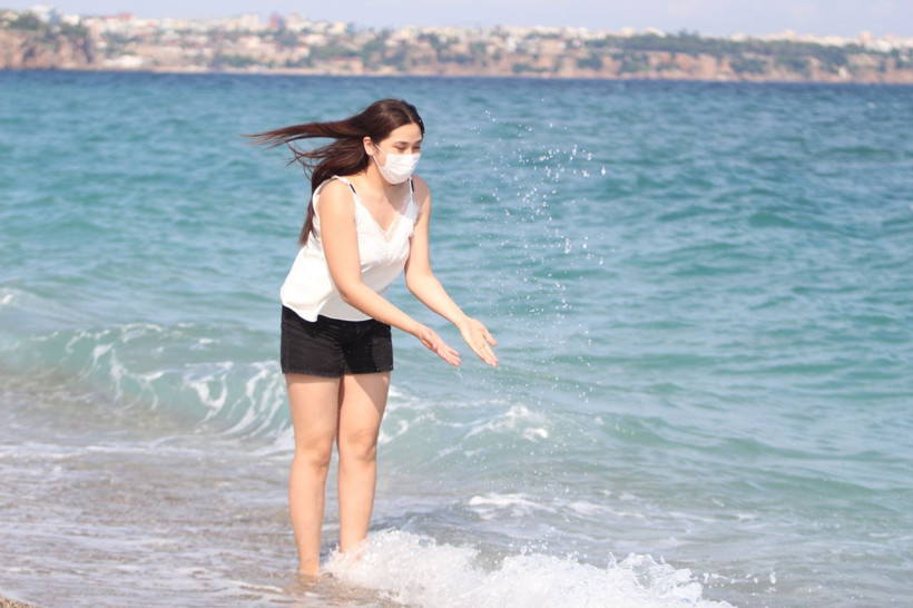 Korona kimin umrunda! Antalya'da maskeli güneşlenme dönemi - Resim: 2